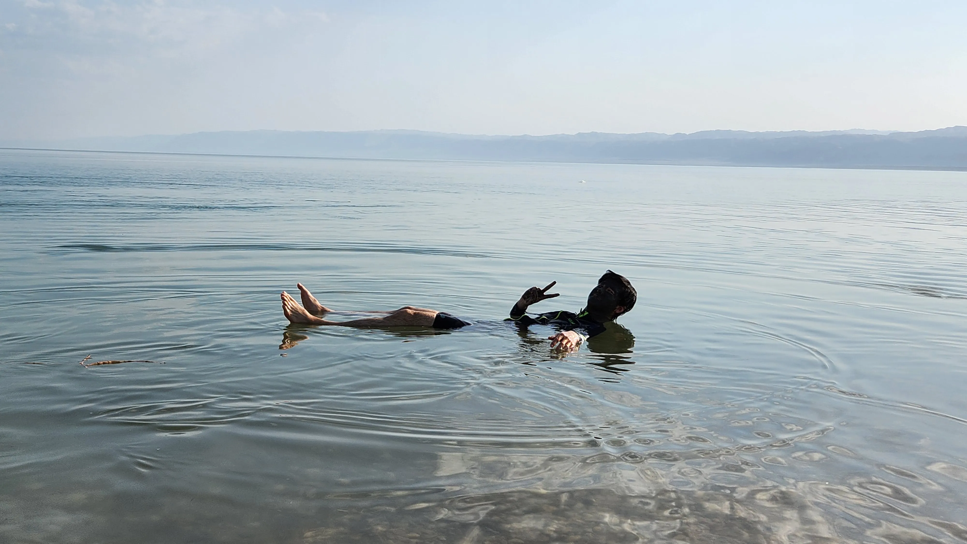 지구에서 가장 낮은 곳에 있는 호수, 사해(Dead Sea)에서는 몸이 뜬다