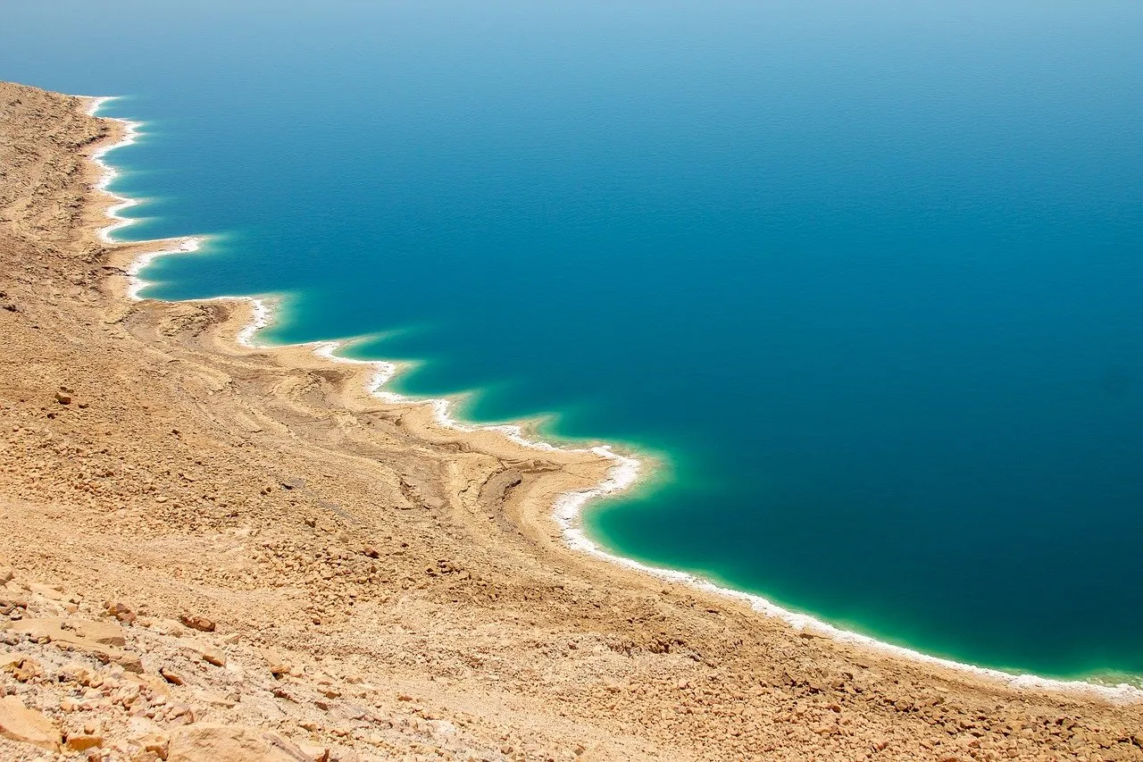 지구 가장 낮은곳에 있는 호수, 사해(Dead Sea)에서는 몸이 뜬다