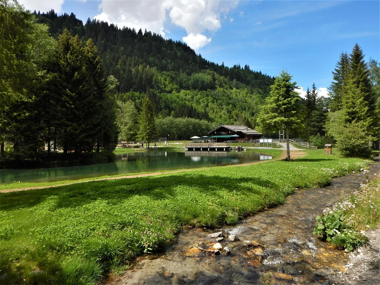 본격 트레킹 중에 첫 밤을 맞는 산악 마을 레 꽁따민느