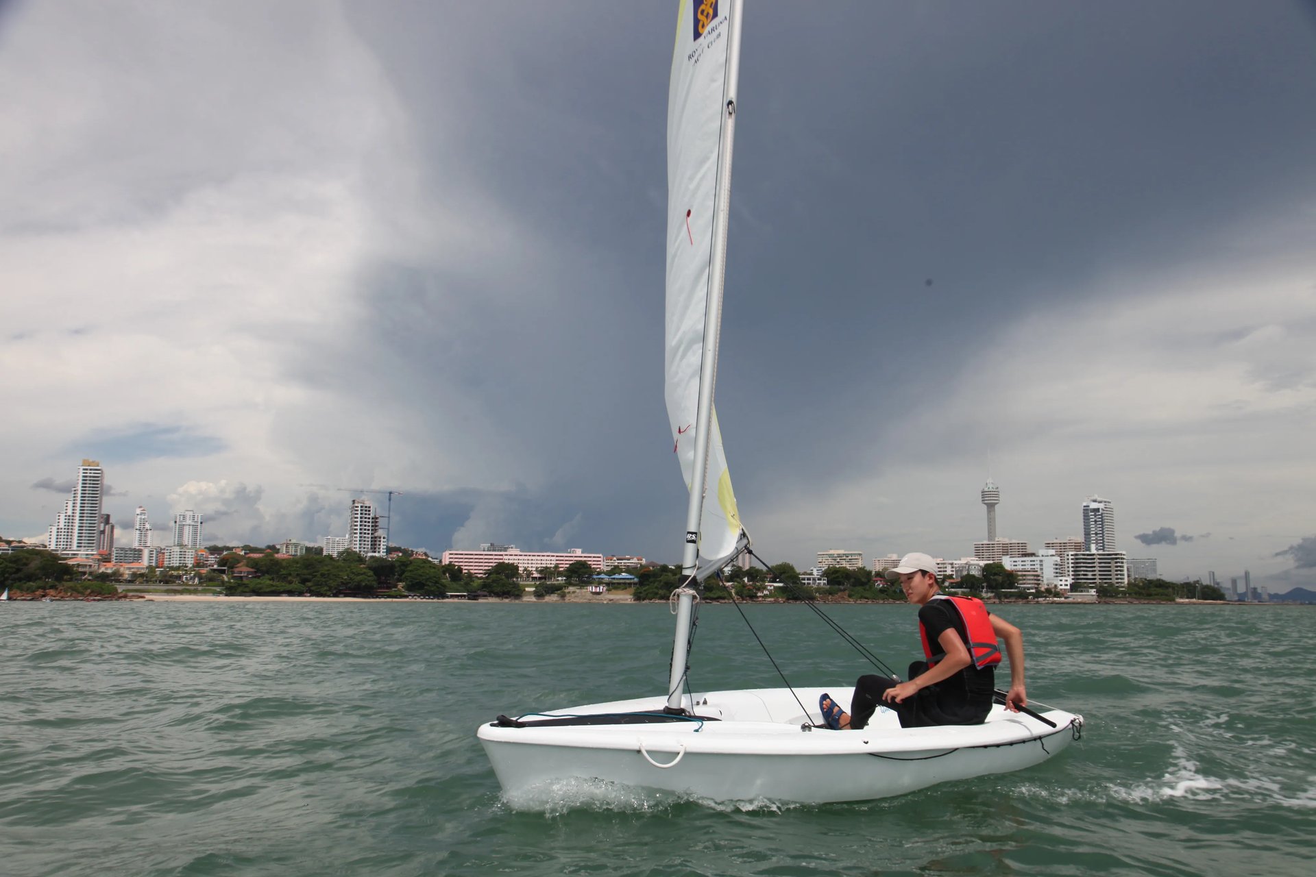Royal Varuna Yacht Club에서 요트 세일링 배우기