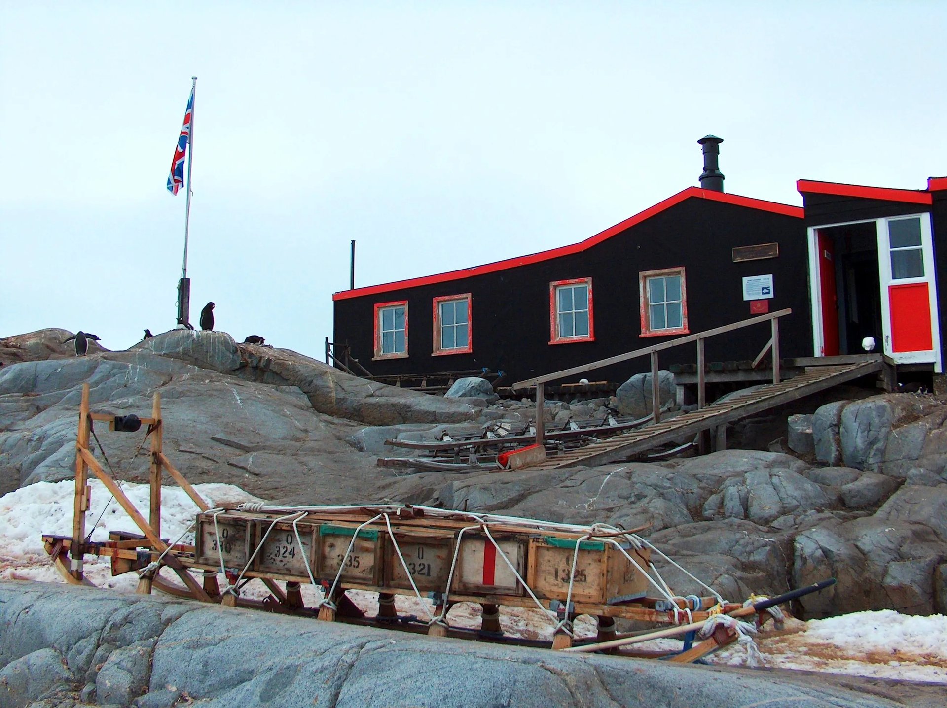 남극에서 엽서를 보낼 수 있는 곳, Port Lockroy(록로이 항구)