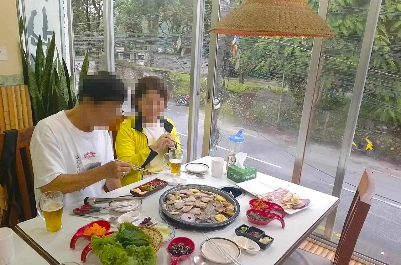 fare well dinner . 하산 후 즐기는 한국인의 소울푸드 삼결살 특식으로 성취감백배
