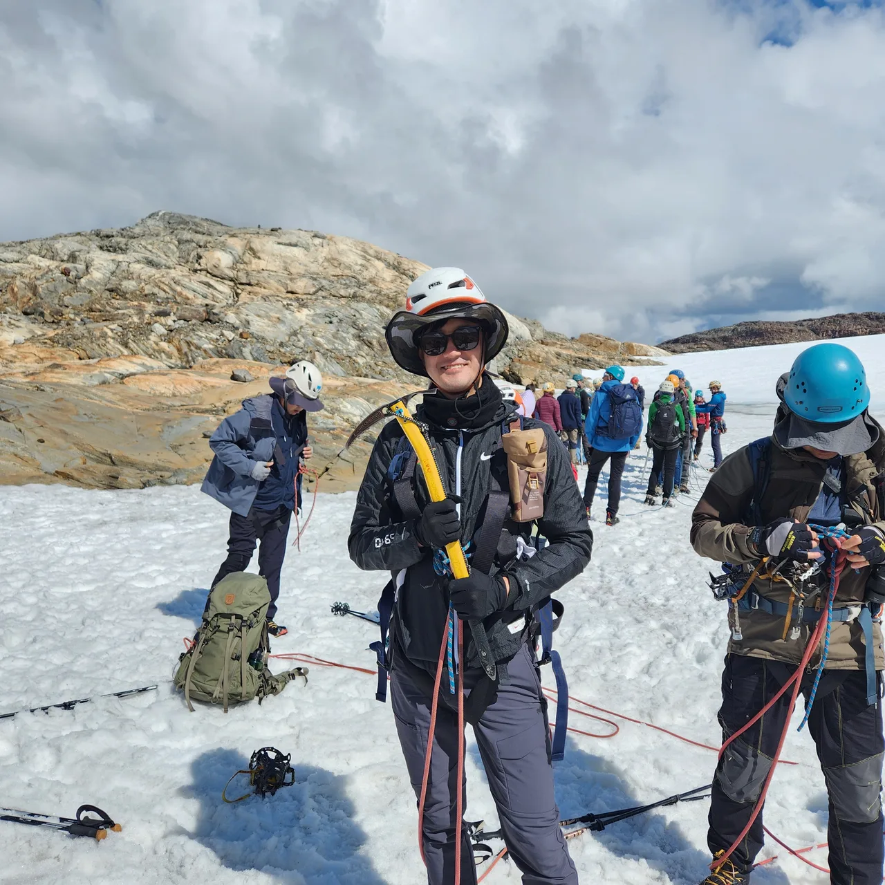 전문 장비와 빙하 트레킹 가이드를 동반한 빙하 위 하이킹