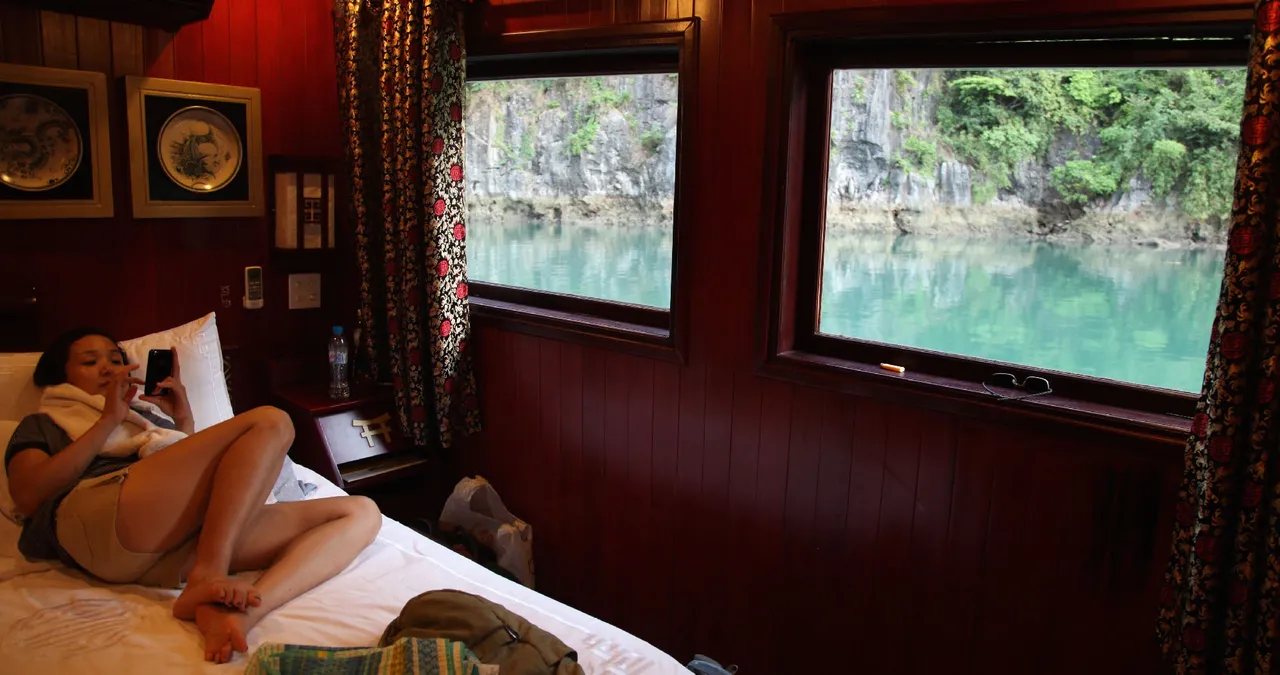 모든 선실은 프라이빗 화장실이 포함된 베트남 전통과 현대가 겸비된 멋진 침실입니다. 넓은 창문을 통하여 하롱베이를 100% 만끽 할 수 있습니다.