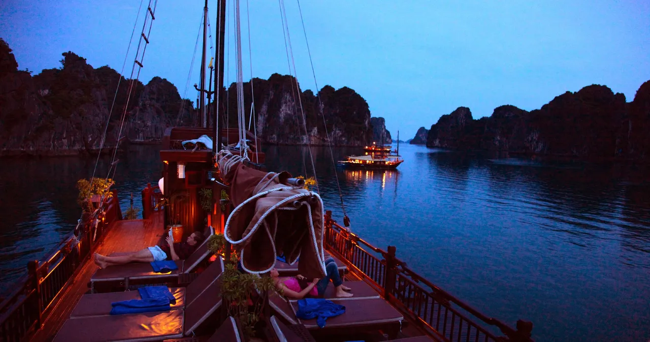 잔잔한 파도와 달빛이 감싼 하롱베이는 최고의 평화로움을 선사합니다.
