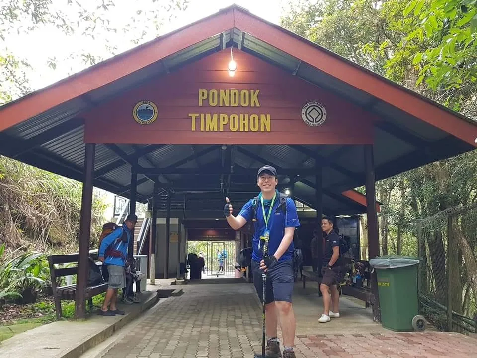 팀폰게이트 앞에서 