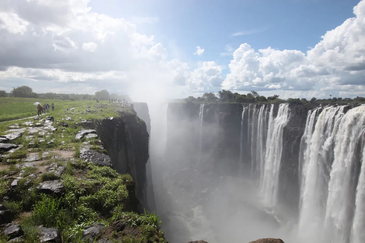 빅토리아 폭포 피크닉, 웅장함에 압도되지만 반나절 많은여행자를 만나는 피크닉을 즐길수 있다.
