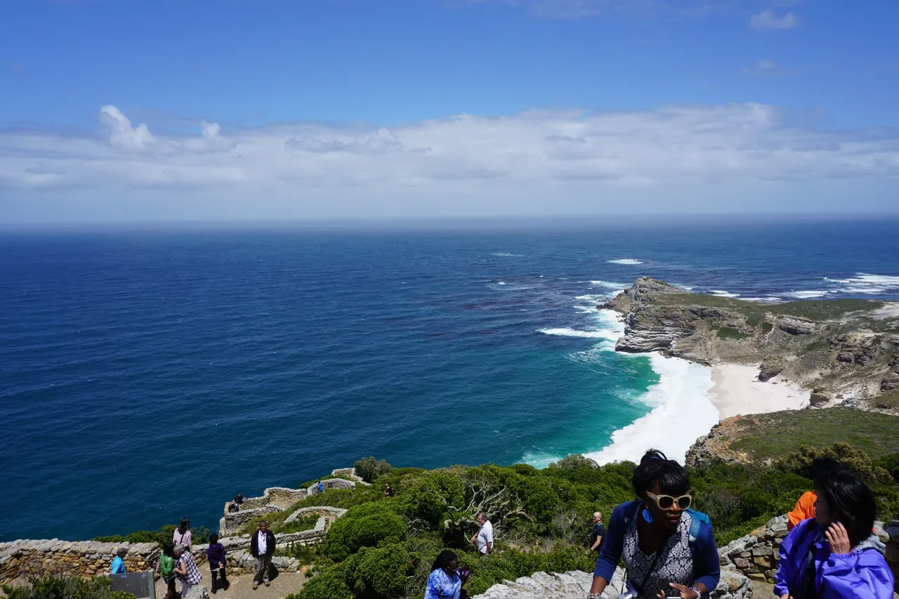 케이프 반도의 남쪽 끝에 위치한 해발 248m의 해안절벽, 케이프 포인트! 인도양과 대서양이 만나는 지점의 바다와 희망봉을 조망할 수 있는 전망대로 유명하다.
